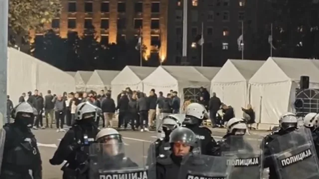 Tensione në Beograd, protestuesit rrethojnë Parlamentin dhe