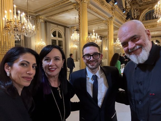 Të shoqëruar nga bashkëshortet, Aleks Soros ndan FOTOT me