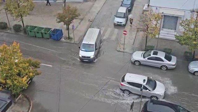 Shiu ‘përmbyt’ rrugët në Durrës, qytetarët