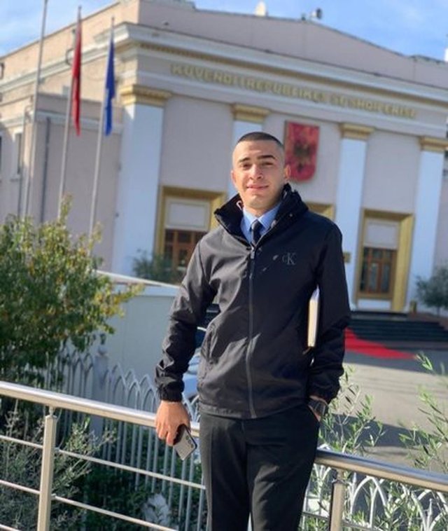 Hiqej si drejtor policie, detaje si u zbulua 20-vjeçari që u jepte