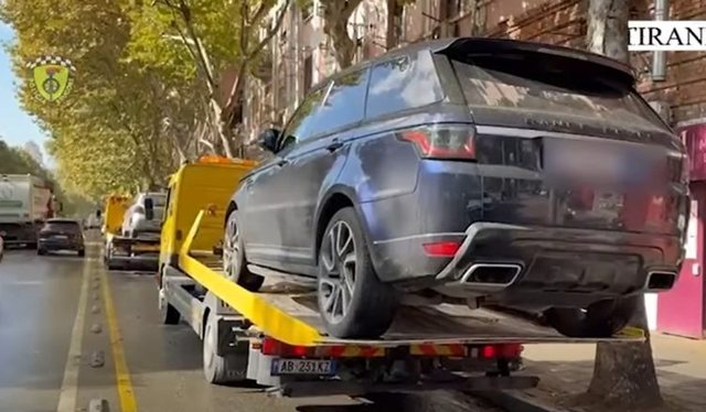 Fund bllokimit të rrugëve, hiqen me karroatrec makinat që