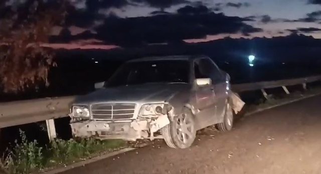 Aksident në aksin Lushnjë-Fier, ‘Benz-i’ del nga korsia