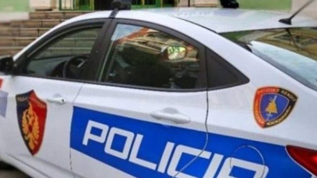 Theu me sëpatë dyert e magazinave dhe grabiti materiale ndërtimi,