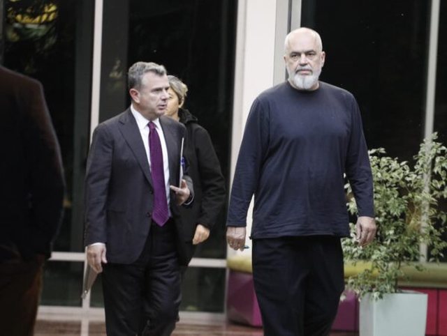 FOTO/ Përfundon mbledhja e PS në seli, zbardhen porositë e