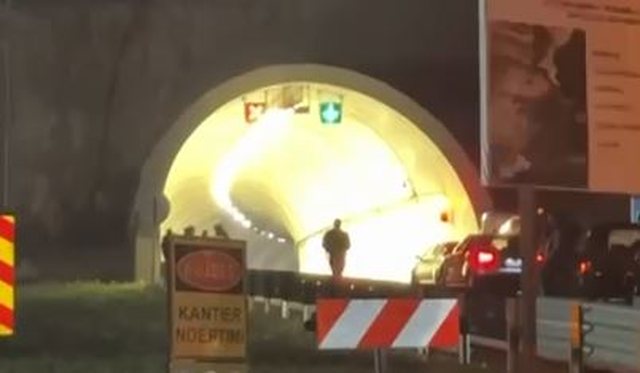 Makina merr flakë në tunelin e Kardhiq–Delvinë, bllokohet