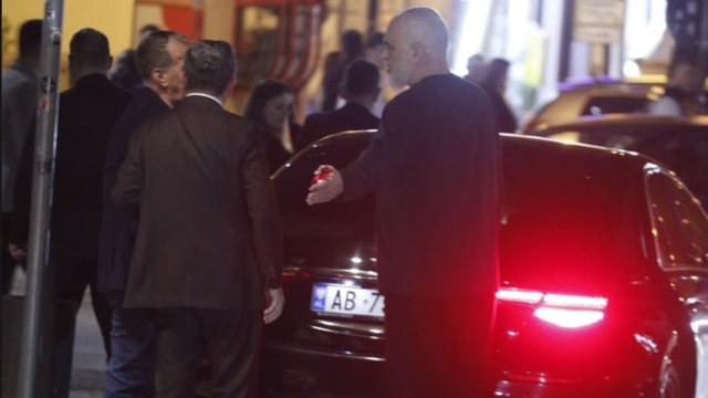 Mbi një orë mbledhje në PS, Rama-deputetëve të