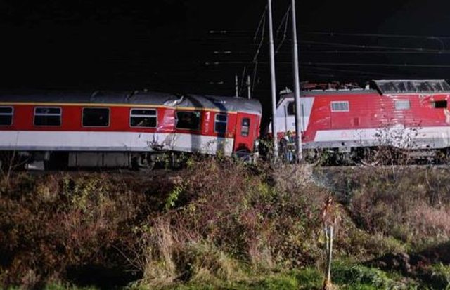 FOTO/ Aksident i rëndë hekurudhor në Sllovaki, dy trena