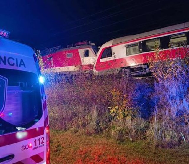 FOTO/ Aksident i rëndë hekurudhor në Sllovaki, dy trena