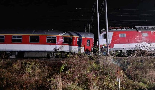 FOTO/ Aksident i rëndë hekurudhor në Sllovaki, dy trena