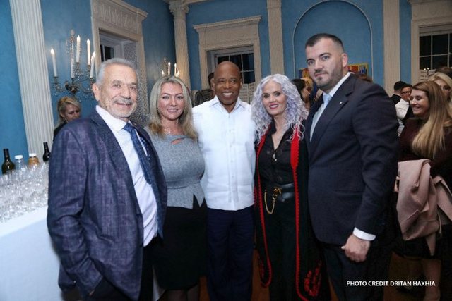 Eric Adams me simbolin e shqiponjës! Kryetari i Bashkisë së Nju