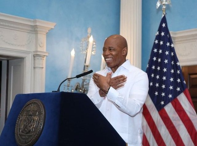 Eric Adams me simbolin e shqiponjës! Kryetari i Bashkisë së Nju