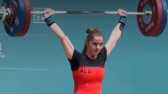 Peshëngritësja Enkileda Carja e pandalshme, shqiptarja vendos dy