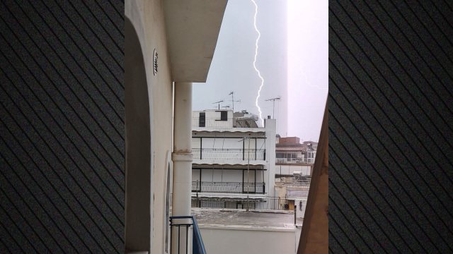 Stuhia e fortë godet Greqinë, 1 mijë shkrepëtima në