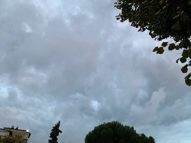 Vranësira të dendura dhe kushte atmosferike të