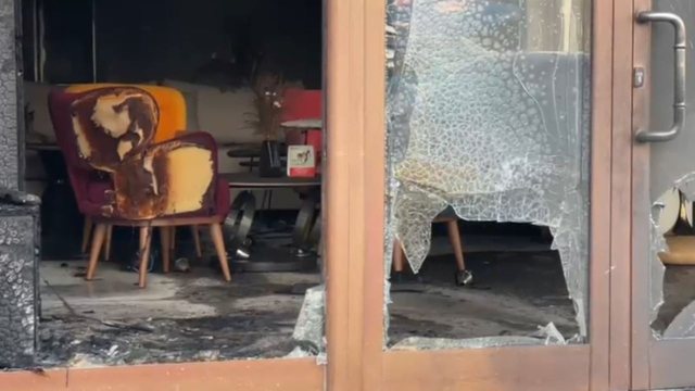 Zjarr në një mobilieri në Vlorë, digjet kati i parë i