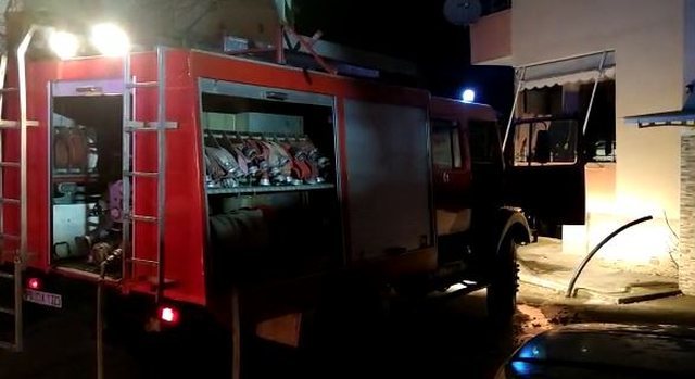 Bie zjarr në një banesë në Memaliaj, shpërthen bombola