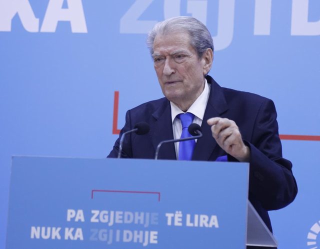 “Parlamenti zhvendoset para Kryeministrisë”, Berisha njofton