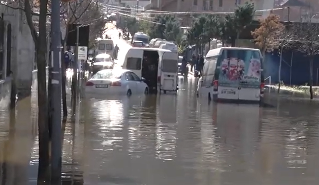 Prej katër ditësh nën ujë, terminali i autobuzave në
