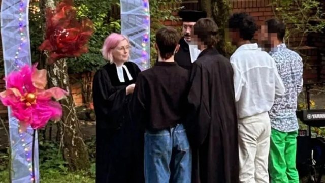 E padëgjuar! Pastorja me flokë rozë bekon me ceremoni 4 meshkuj