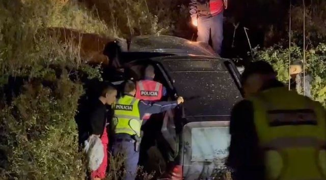 VIDEO/ Makina përfundoi në kanal, momenti kur policia tenton të