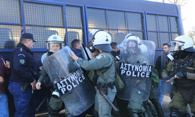VIDEO/ Fermerët në protestë, bllokohet rruga Athinë-Selanik,