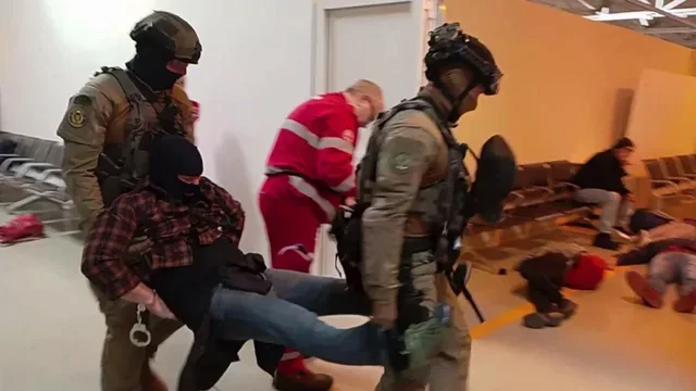 Të shtëna me armë, britma dhe pengmarrje! ALARM në