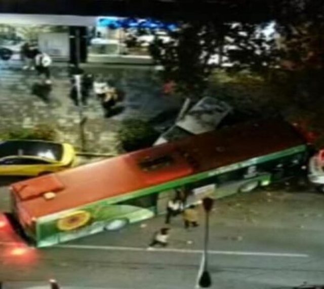FOTO/ Aksidentohet autobusi në rrugën “e Kavajës”