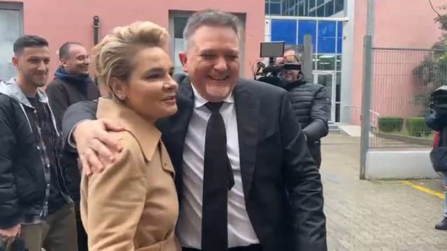 “Mos e kruaj shumë…”, Monika Kryemadhi dhe Julian Deda