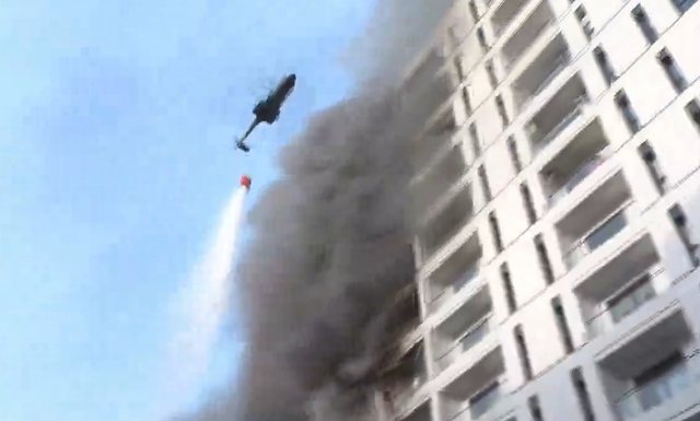 Zjarr i madh p&euml;rfshiu pallatin n&euml; Tiran&euml;, helikopteri n&euml;