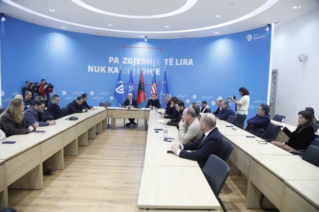 E PLOT&Euml;- - Zbardhen replikat me dyer t&euml; mbyllura! Deputeti i PD: