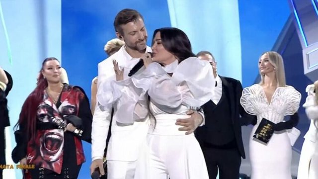 Sherri mes Rozana Radit dhe këngëtarit grek Sany/ Si u