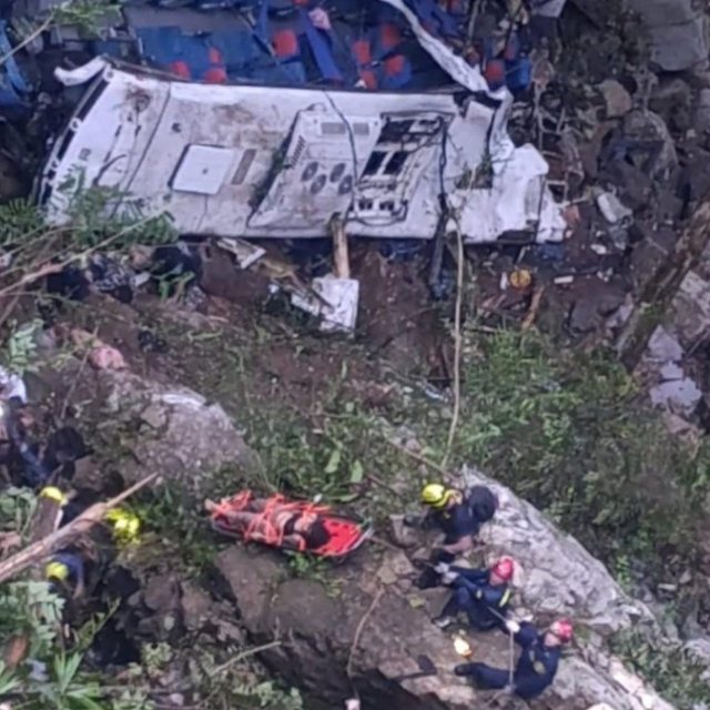Autobusi shkollor me nxënës bie nga shkëmbi - Të paktën