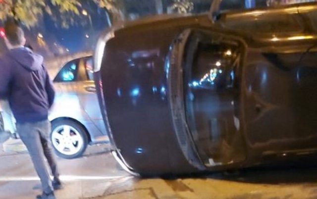 Përplasen makinat në Kombinat/ Njëra futet brenda