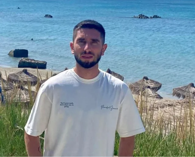 Ish-efektivi i policisë u gjet i djegur brenda makinës, policia jep