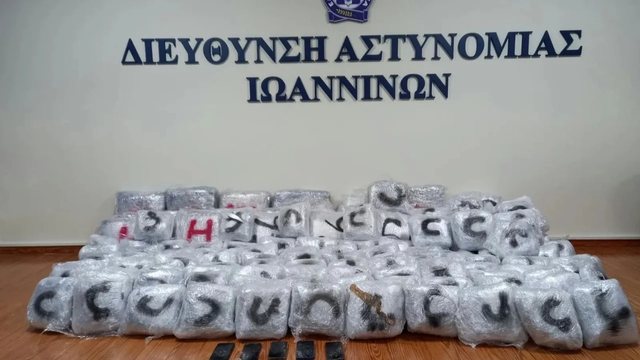 Kapen 215 kg drogë në Janinë! Shqiptarja përplasi dy