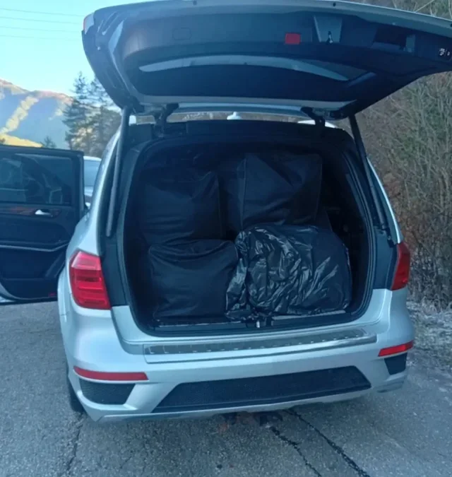 Kapen 215 kg drogë në Janinë! Shqiptarja përplasi dy