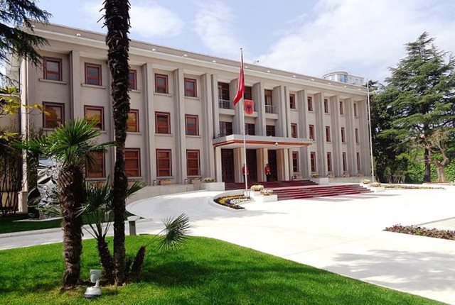 EMRAT/ Begaj shkarkon Komandantin e Forcës Tokësore dhe emëron