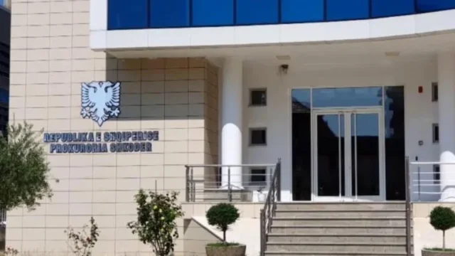 Emrat/ Premtuan makina me qira online, morën paratë dhe u