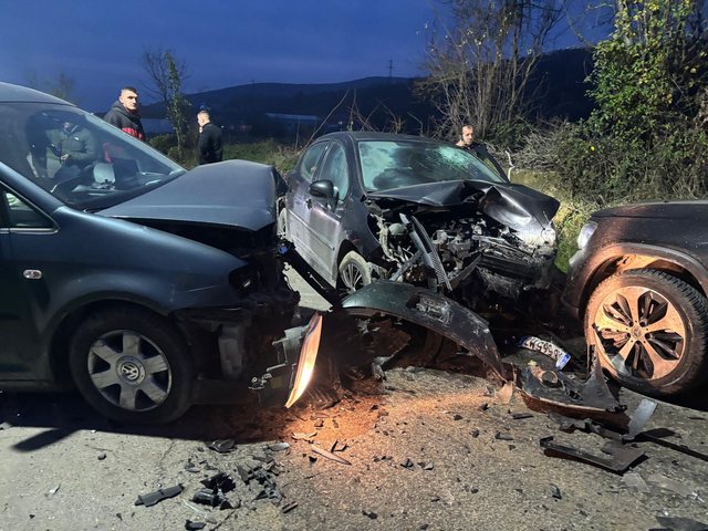 Aksident I R&Euml;ND&Euml;! P&euml;rplasen tre makina, dy persona... (FOTO)