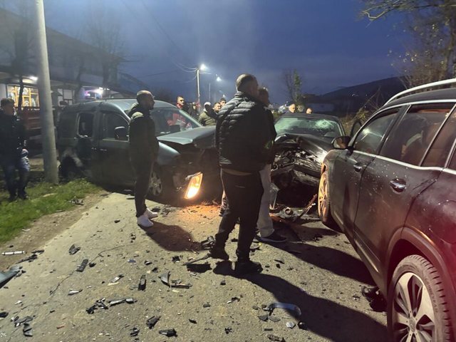 Aksident I R&Euml;ND&Euml;! P&euml;rplasen tre makina, dy persona... (FOTO)