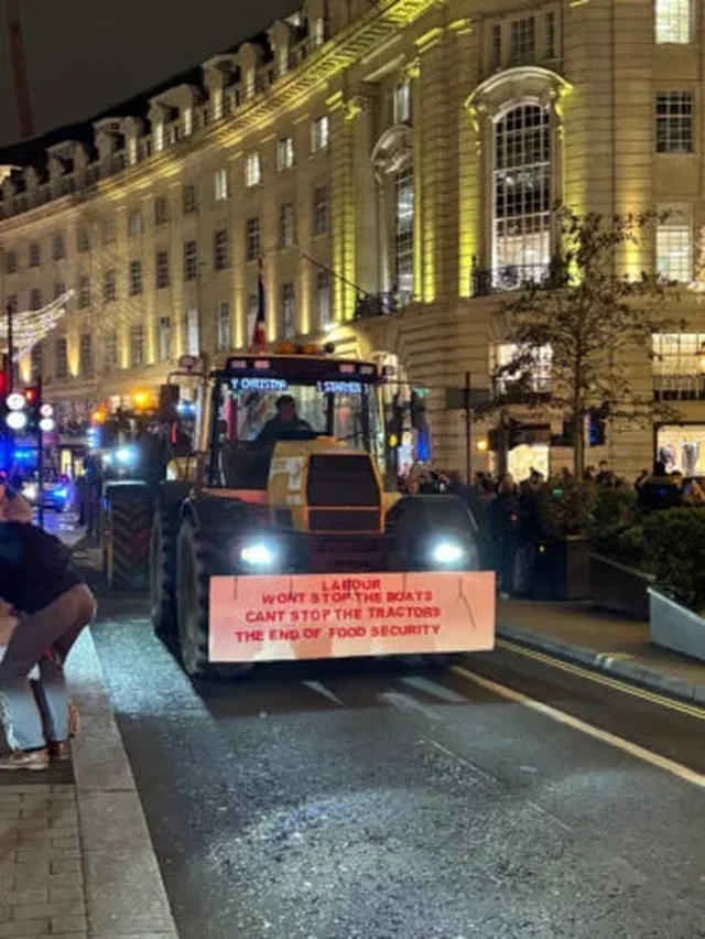 Fermer&euml;t britanik&euml; zbarkojn&euml; me traktor&euml;t e tyre n&euml; mes