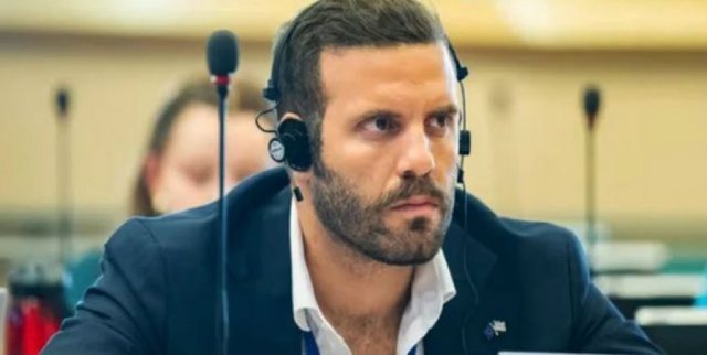 VIDEO/ Incident i rëndë, eurodeputeti ish-basketbollist grushton