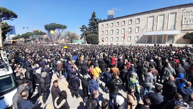 Protesta të njëpasnjëshme nga partitë opozitare kundra