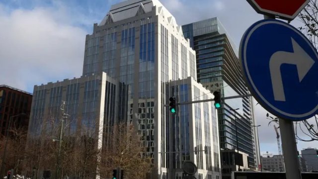 Kapin vler&euml;n e 300 miliard&euml; eurove! &Ccedil;far&euml; jan&euml; asetet