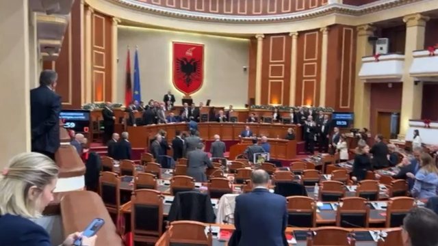 "PLAS" n&euml; Kuvend! Pa nisur seanca, deputet&euml;t e PD