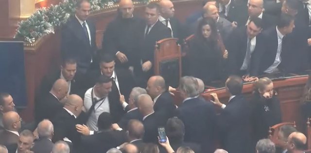 PLAS SHERRI mes deputetëve! Kuvendi vijon rendin e ditës...