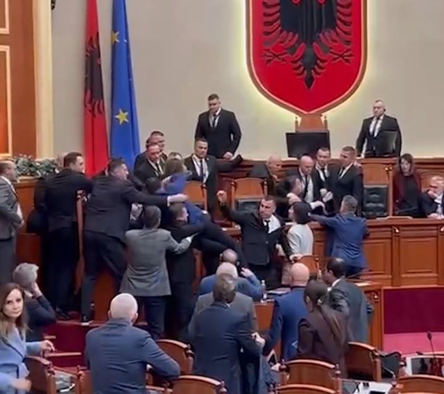 Klevis Balliu bie sipër Albana Vokshit! Tentoi të hipte mbi