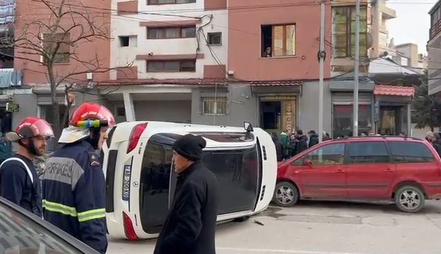 Aksident n&euml; Kor&ccedil;&euml;/ Shoferi humb kontrollin dhe p&euml;rplaset