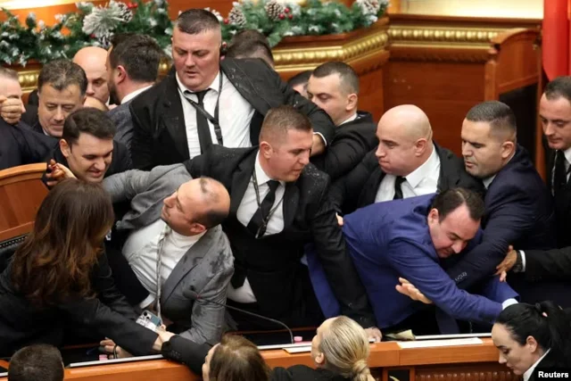 SHKRESA e plotë dhe EMRAT! Kaosi në Kuvend, grupi i PS kërkon