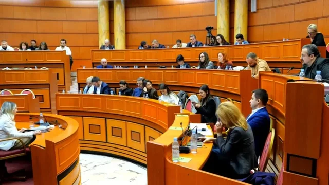 Pa prezencën e kryebashkiakut Erion Veliaj, Këshilli Bashkiak i